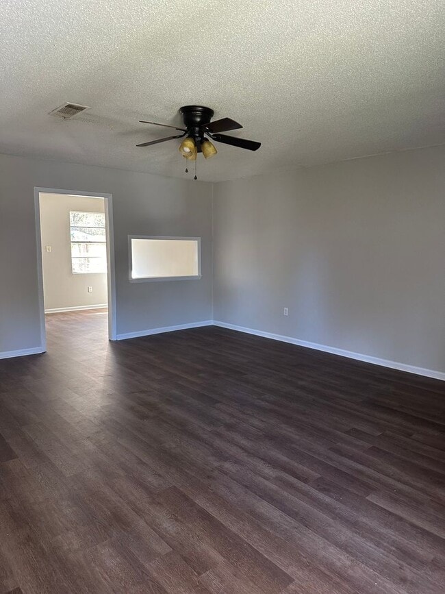 Building Photo - Newly updated pet friendly 3 bedroom duplex.