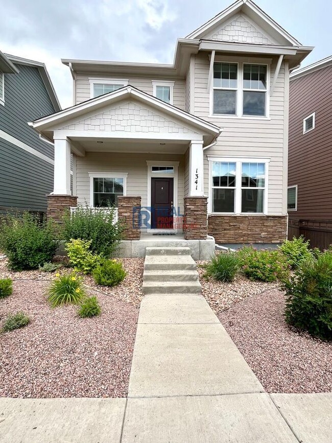 Building Photo - 1341 Solitaire St