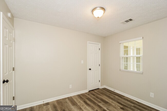 Building Photo - 4336 Hill View Dr