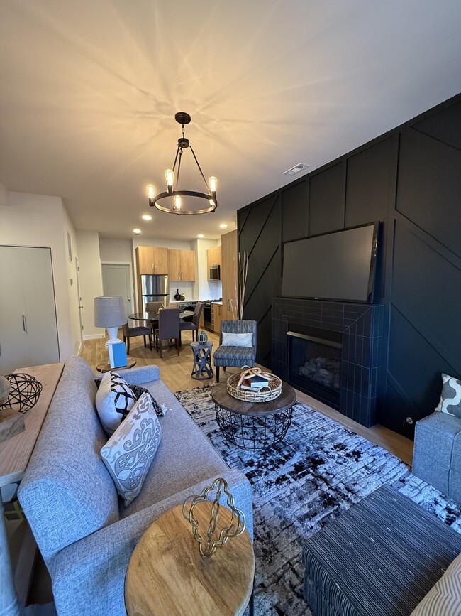 Building Photo - 1015 N California Ave