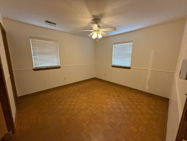 Building Photo - "Charming Space in Yukon, OK! Lawn care included!"