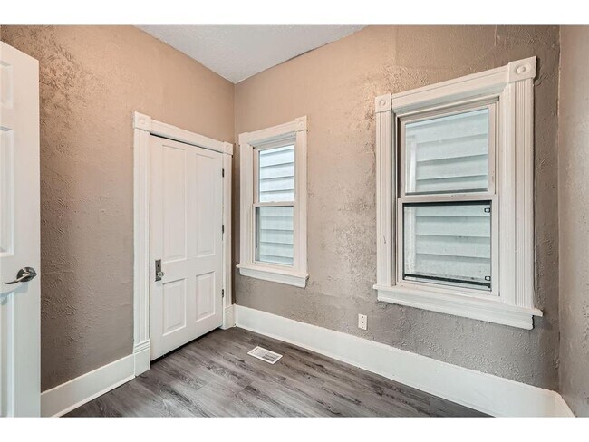 Building Photo - 911 Sims Ave