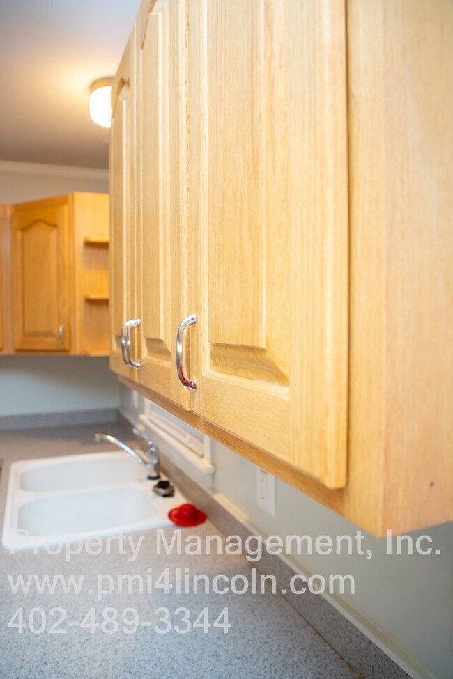 Building Photo - 2 Bedroom and 1 Bathroom Home Available For Rent!