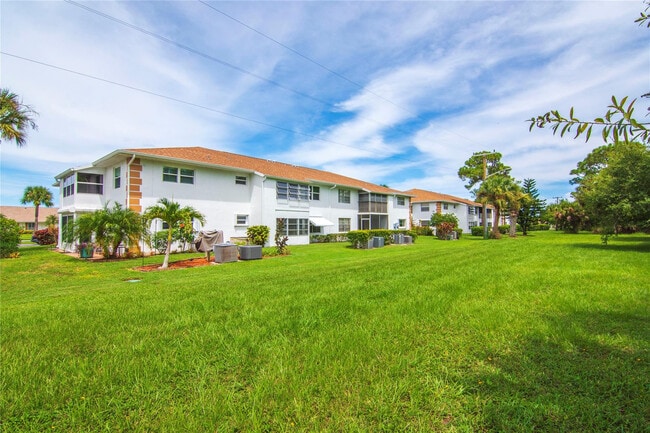 Building Photo - 1217 S Lakes End Dr