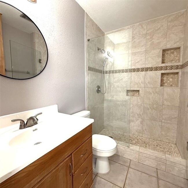 Building Photo - 1500 Wroxton Way