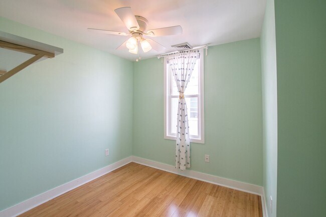 Building Photo - Wonderful East Passyunk Three Bedroom Home