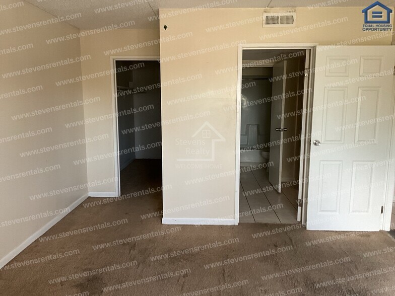 Building Photo - 915 S Seminole Dr