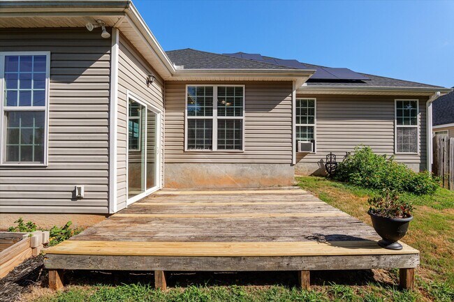 Building Photo - 570 Lory Ln