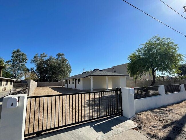 Building Photo - Newly Remodeled 1 Bedroom at end of culdesac, private gate