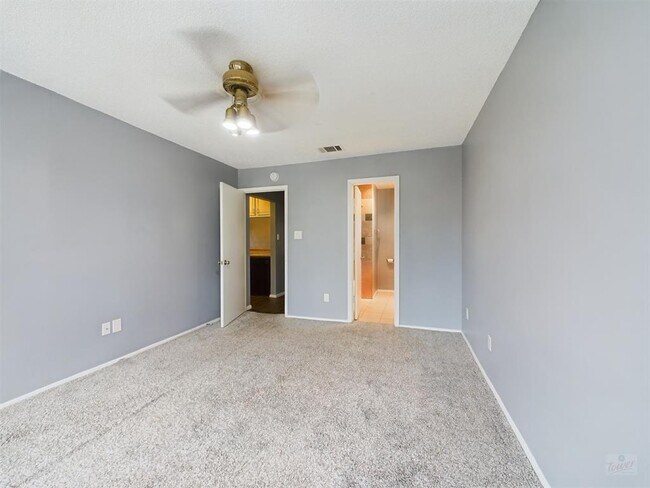 Building Photo - 806 W 24th St