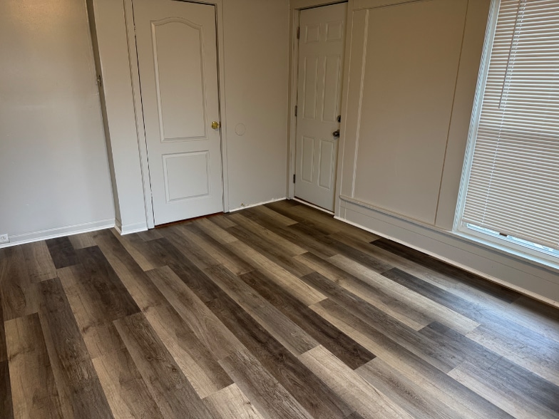 Building Photo - 119 S Elm Ave