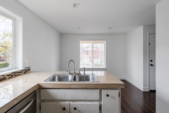 Building Photo - 14046 SE Summerfield Loop