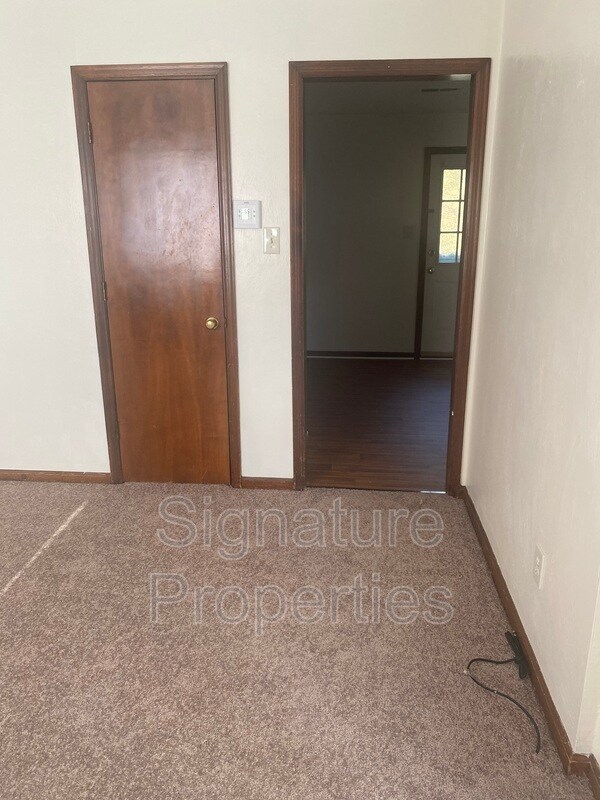 Building Photo - 827 Kerns Ave SW