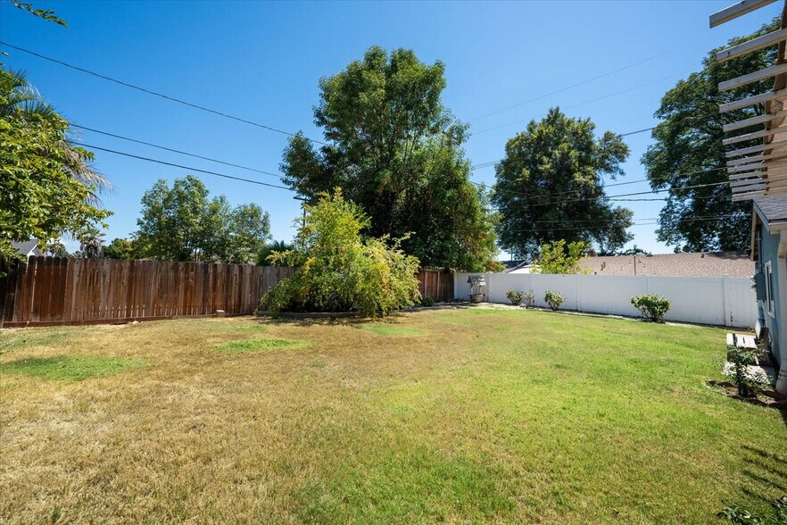 Building Photo - 8846 Laramie Ave