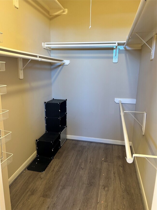 Building Photo - 1049 W 22nd St