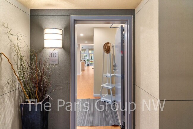 Building Photo - Gorgeous Lower Queen Anne 1BR is Perfect! * Above Safeway