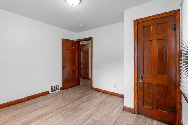 Building Photo - Charming Updated 2 Bed, 1 Bath Ranch – A H...