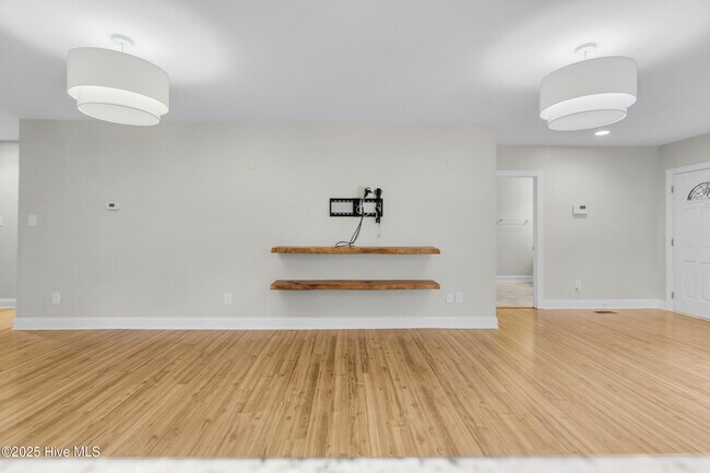 Building Photo - 1609 Lucerne Way