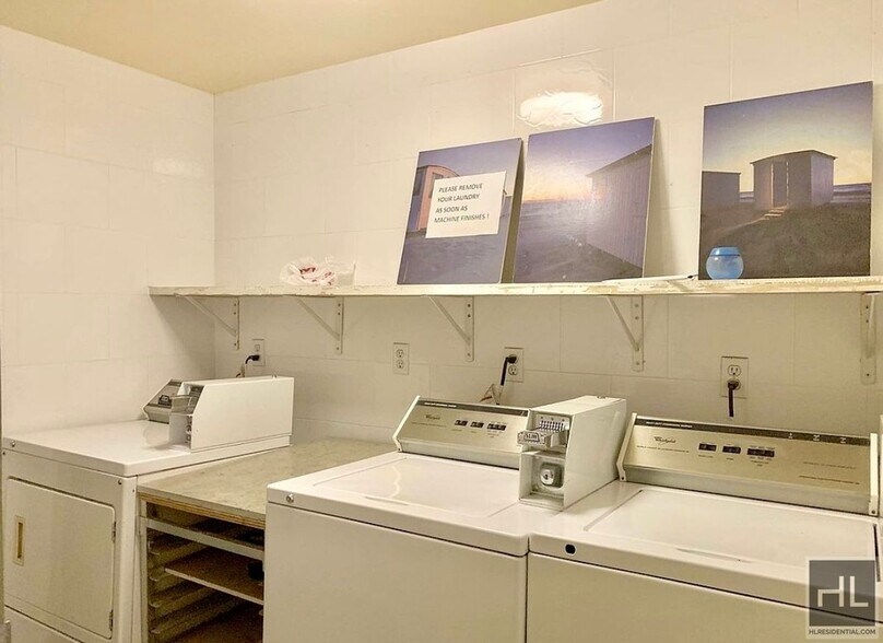 Building Photo - Rent Stabilized 1 bedroom with balcony - i...