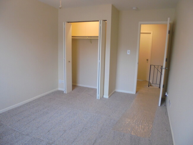 Building Photo - 302 Teak Ln