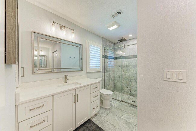 Building Photo - Furnished/Unfurnished ** Annual Rental ** Available 5/1/26 ** 4 Bed/2 Bath Single Family Home ** ...