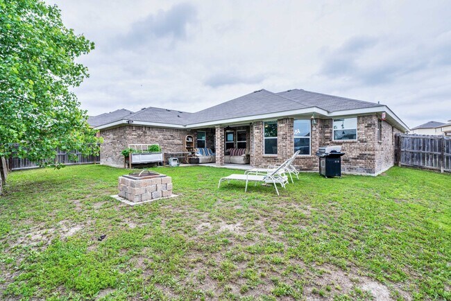 Building Photo - ** BEAUTIFUL 3 BED/ 2 BATH HOUSE **