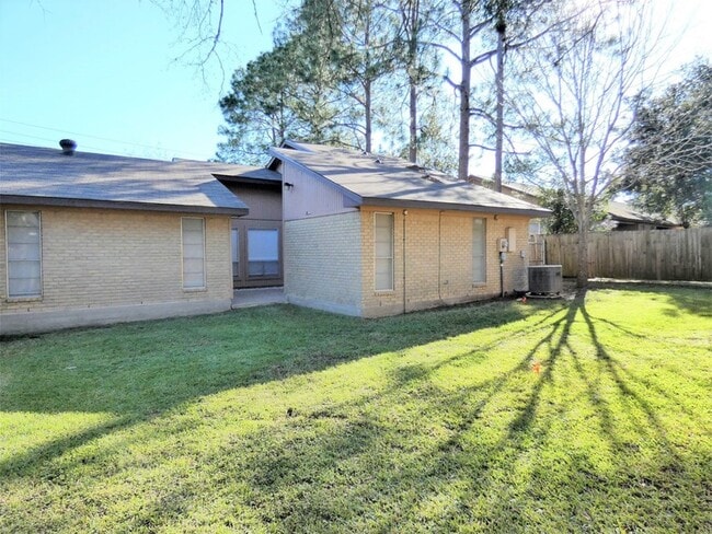 Building Photo - 606 Golfview Dr