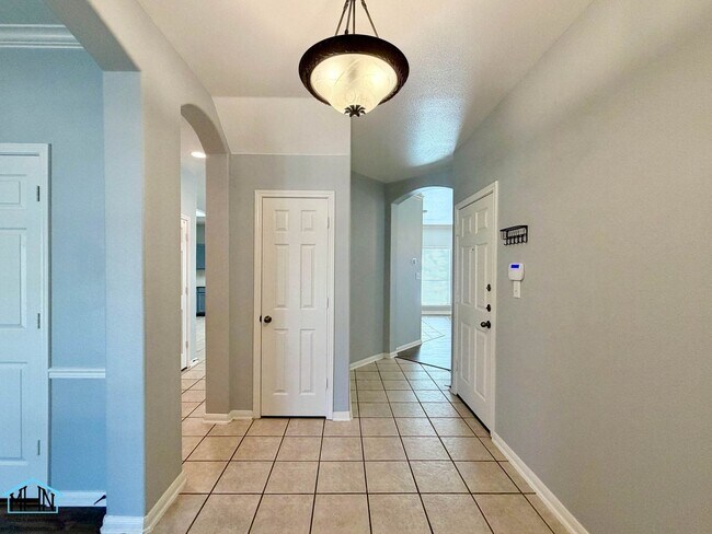Building Photo - 518 Willow Grove Dr