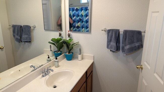 Building Photo - WELCOME HOME! Available 2 Bedroom 2 Bath Located in Elk Grove! Contact us today!!!