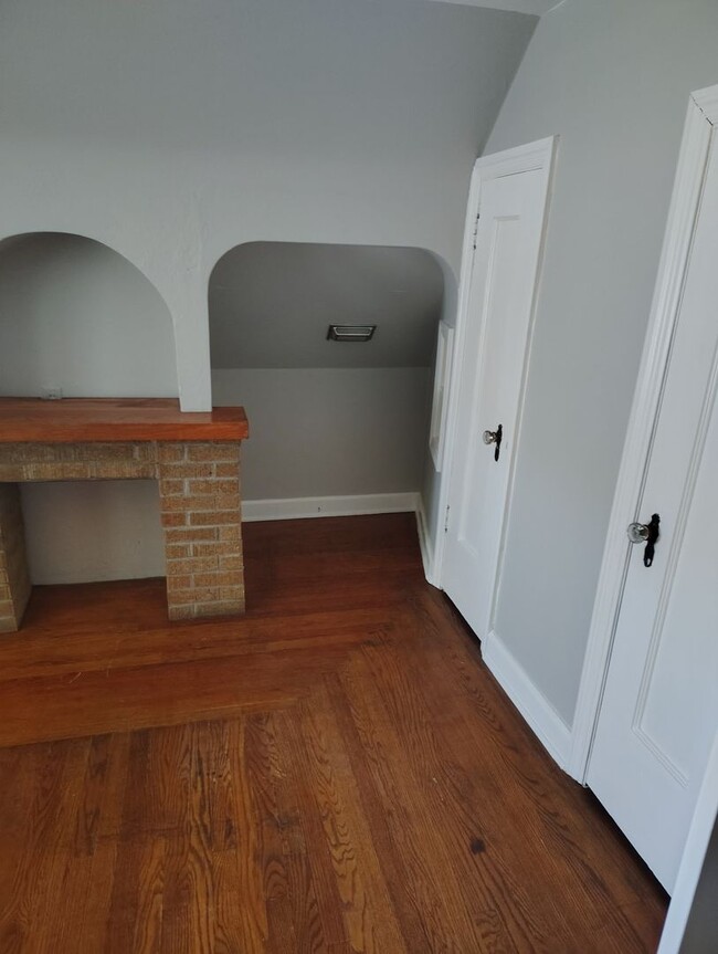 Building Photo - Section 8 Accepted! Spacious 2br home