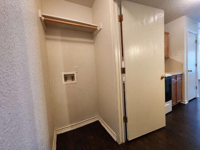 Building Photo - 3204 Toledo Dr