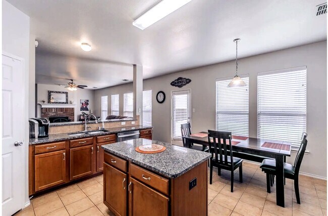 Building Photo - 3006 Pinecrest Dr