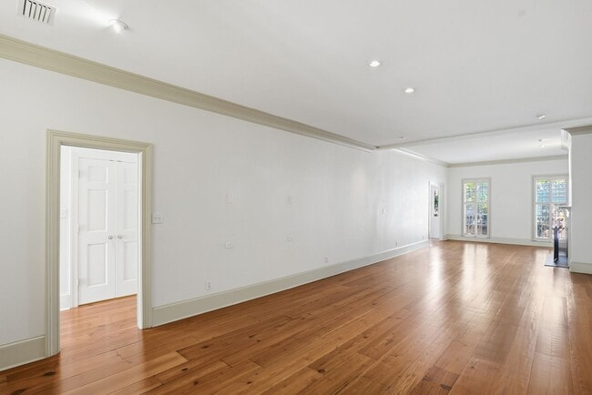 Building Photo - 3 BED | 4 BATH | TWO CAR GARAGE | HISTORIC DISTRICT TOWNHOME