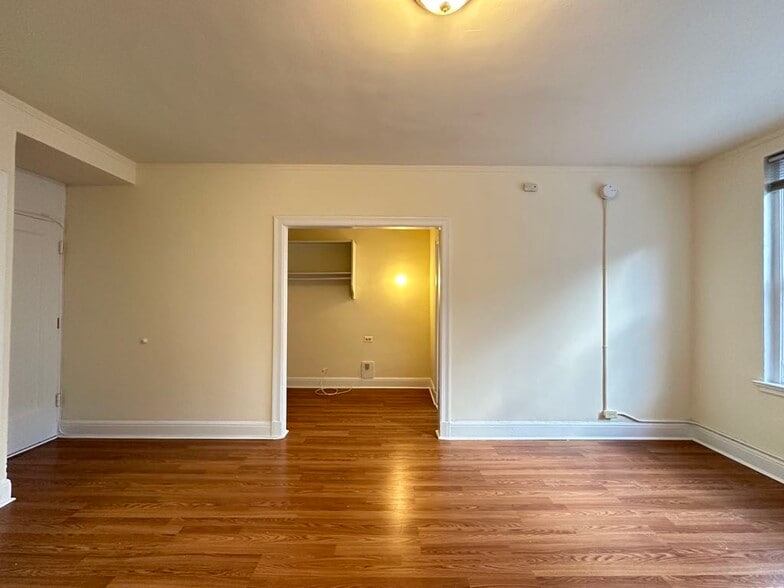 Building Photo - 3335 W Diversey Ave