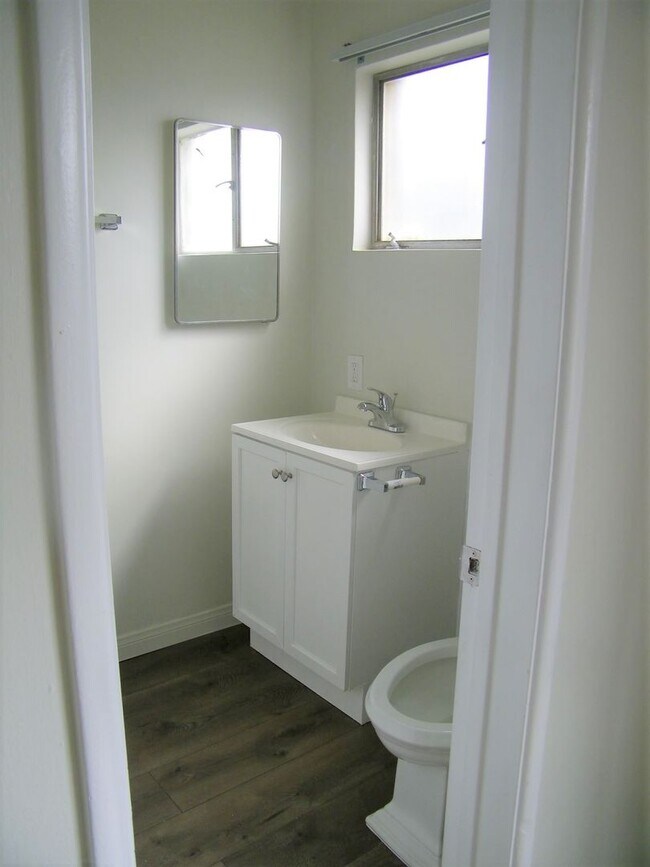 Building Photo - 2bed/2bath AVAILABLE NOW