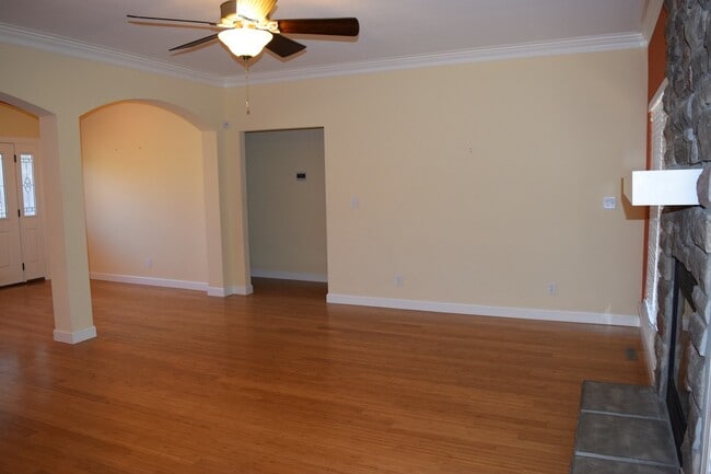 Building Photo - Gorgeous Home Located in Osage Hills Subdivision
