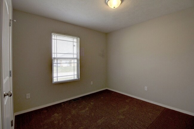 Building Photo - 3 Bedroom 2 Bathroom Home