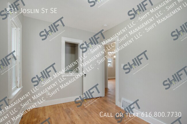 Building Photo - 831 Joslin St SE