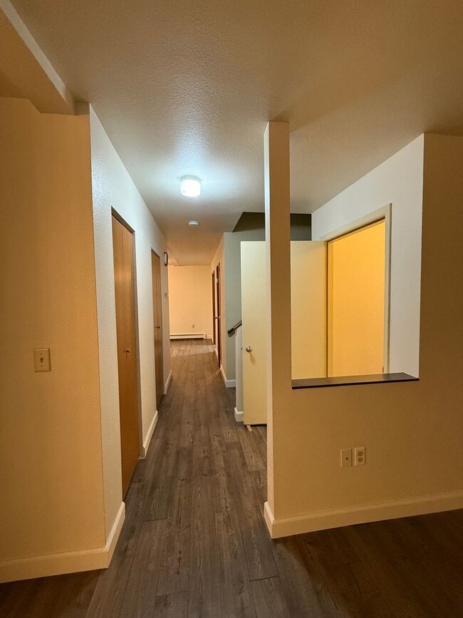 Building Photo - Spacious 4-bedroom / Heat included / 1 car garage