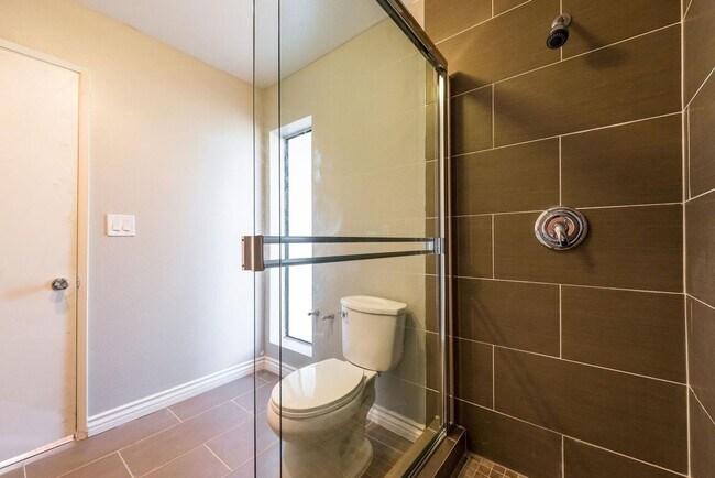 Building Photo - Modern Style 3 Bed / 3 Bath Townhouse + Bonus Room in North Alhambra!