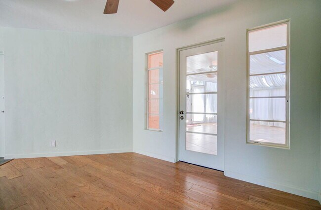 Building Photo - 1301 W Mulberry Dr