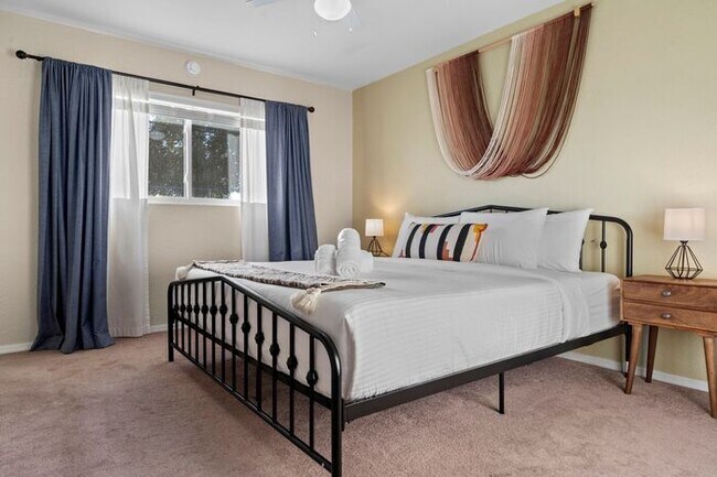 Building Photo - UN-FURNISHED!! 3 Bedroom/ 2Bath in Heart of Scottsdale!!