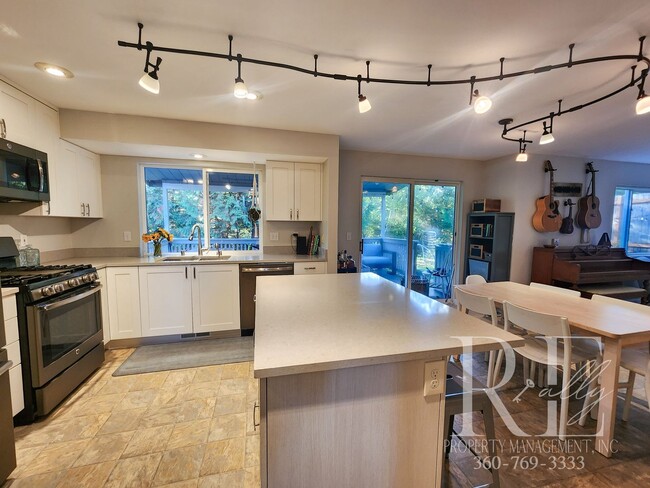 Building Photo - Elegant Silverdale Home with Private Backy...