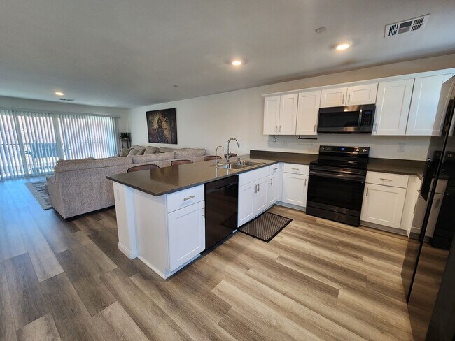 Building Photo - Charming 3BR/2.5BA Home in Las Vegas – Uti...