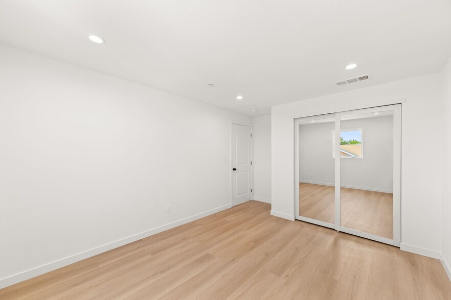 Building Photo - 1031 W 91st St
