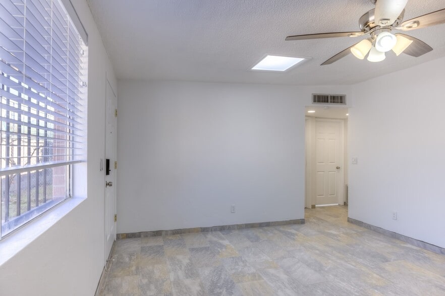 Building Photo - 415 E Jacinto St