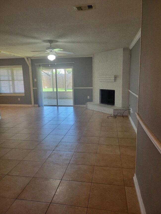 Building Photo - Pet Friendly, One Story 3 Bedroom Available!