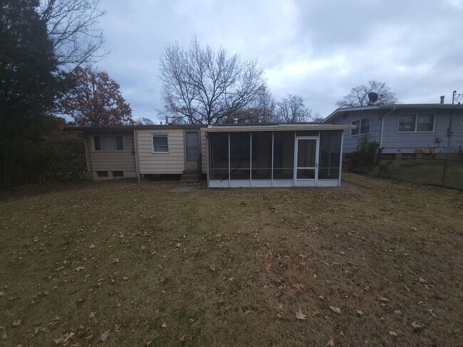 Building Photo - Charming & Comfortable Home in North County St. Louis