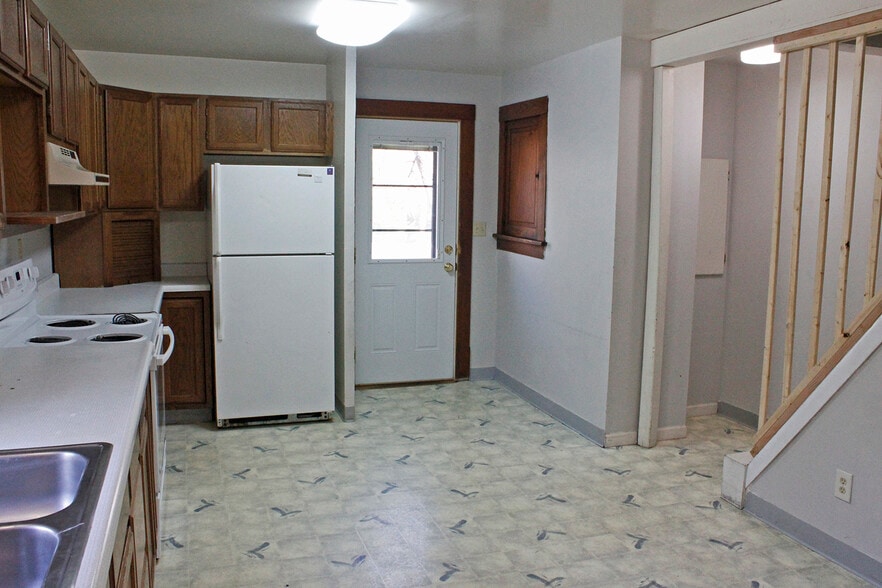 Building Photo - 909 6th Ave