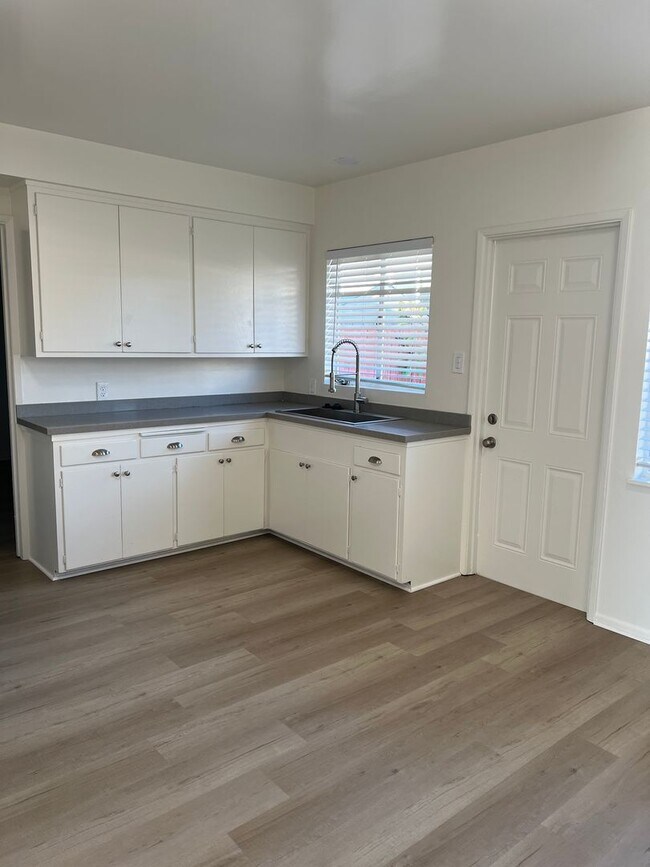 Building Photo - 2+1 Duplex in Ventura